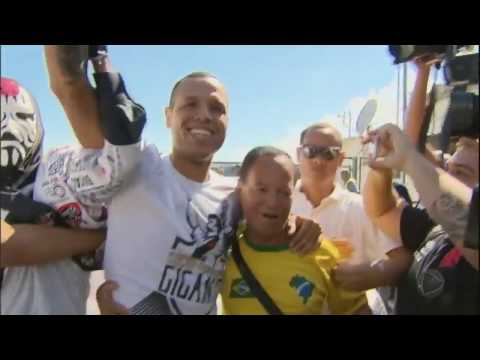 Luis Fabiano é recebido no Vasco com festa da torcida