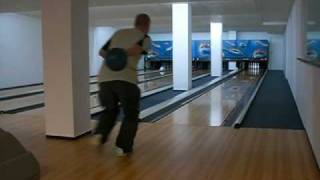 preview picture of video 'Bowling - Těsně vedle :-) (19.01.2009)'