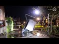 Auto verdwijnt in gat vol water in Apeldoorn