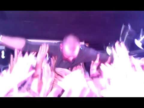 Vato Gonzalez stagedive / crowd surfing in discotheek arena Blanes