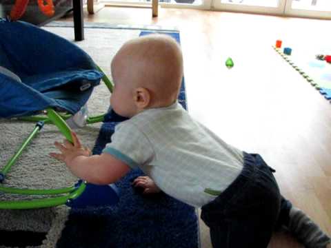 Zkouším si už stoupat na nožičky, ale ještě mě neudrží :-)