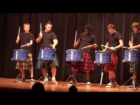 5 בחורים מתופפים בחצאיות סקוטית
