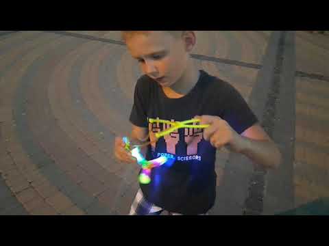 Светящаяся вертушка с рогаткой. Запускаем. Играем.