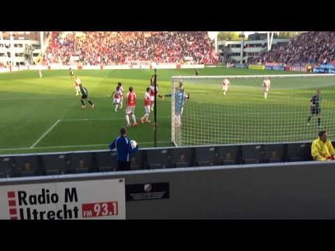Robbin Ruiter stopt penalty (Utrecht-Groningen 2014/2015). Tije kijkt toe!