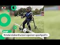 Nosa voetbalt met een rollator