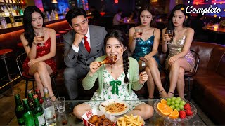 En bar,todas ricas intentaban agradar al CEO frío,solo chica rural disfrutaba comida felizmente!Amor