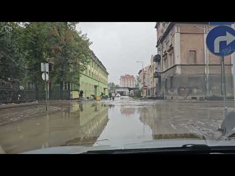 Przejazd przez zalane Kłodzko ul. Grunwaldzka Witosa 2024 dzień po powodzi
