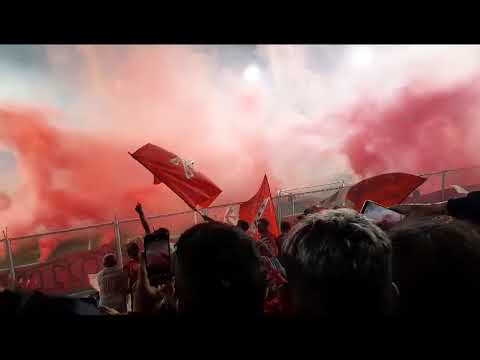 "todo rojo siempre #caí #independiente #like #todorojo #messi #carlostevez #hinchada" Barra: La Barra del Rojo • Club: Independiente