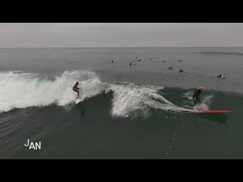 Imatges de drones de surfistes a Terramar