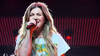 Kelly Clarkson performs Heat at Studio Sessions in Las Vegas on 7.11.25