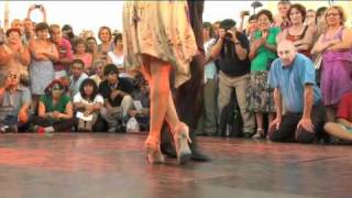 Miguel Ángel Zotto y Daiana Gúspero en una exhibición en La Boca