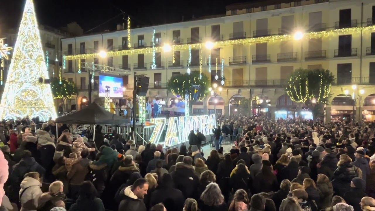 Francisco Guarido recibe a los Reyes Magos de Oriente en la Plaza Mayor