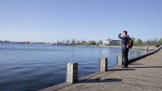 躍入淡水河，變成美人魚