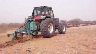 preview picture of video 'ploughing the desert - 2 (fighting desertification in Sahel)'
