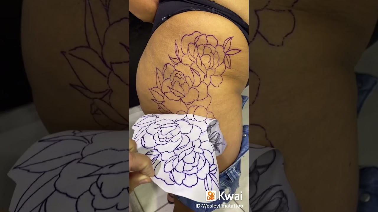 Tatuagem floral na coxa..
