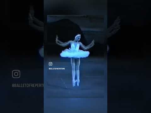 Natalia Osipova at 17 years old performing “Swan Lake” in her graduation performance ✨ (2004)