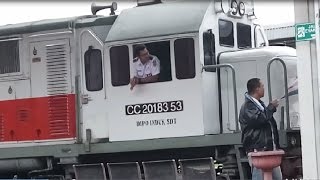 Download lagu Detik Detik Keberangkatan Kereta Api Tegal Ekspres di Stasiun Cirebon Prujakan mp3