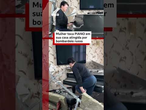 Mulher toca piano em sua casa atingida por bombardeio russo