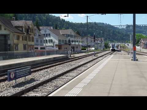 Turhbo Stadler GTW fhert in Bahnhof wattwil ein