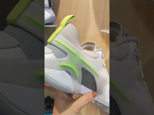 Vídeo relacionado con Nike FZ2471-103 Jordan Heir Mujer Sail/Wolf Grey-Electric Green-White EU 40