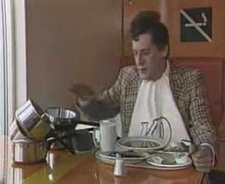 Kurt Olsson äter ärtsoppa