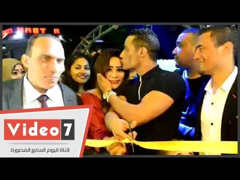 محمد رمضان يقبل رأس شقيقته فى افتتاح محلها