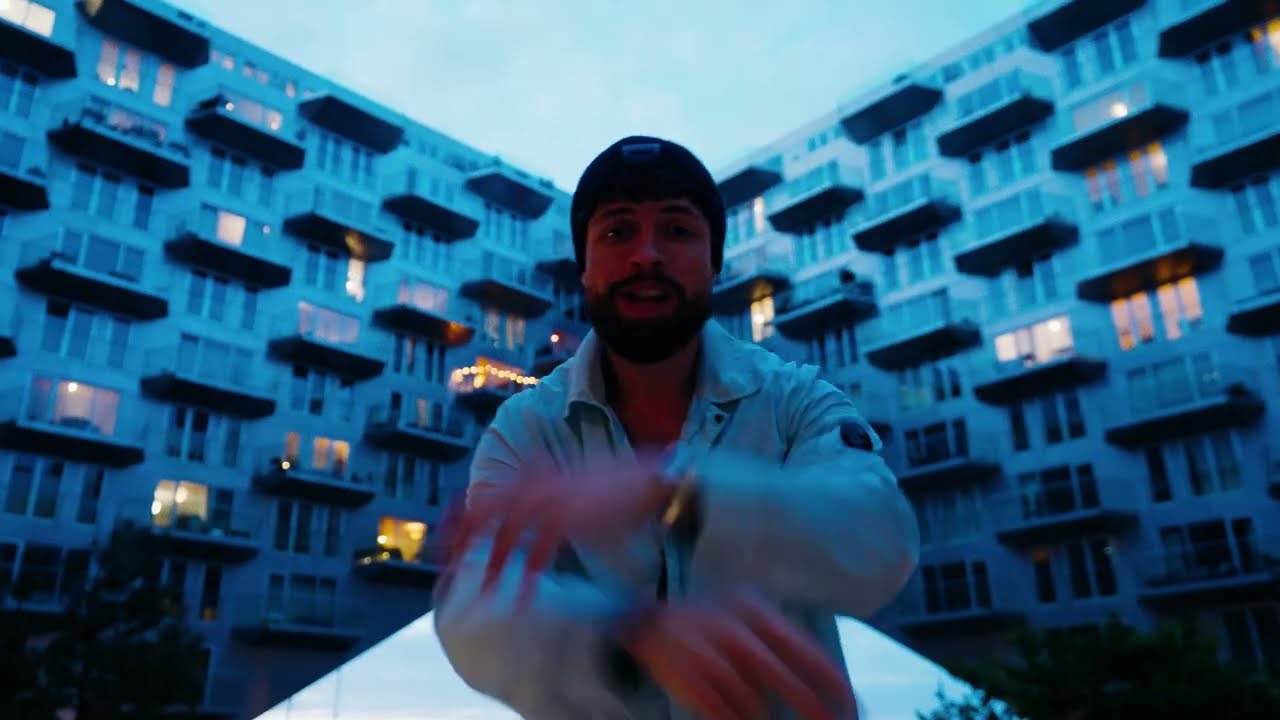  mit dem Titel 'Kung Fu' / Video ((jetzt ansehen))