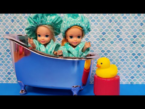 Shower time ! Elsa & Anna toddlers - cleaning - bedtime
