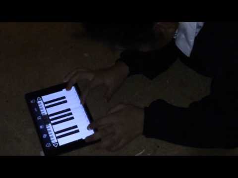 Playing the piano on iPad mini