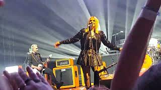 Avril Lavigne - 10. All the Small Things (blink‐182 cover) (Live from Prague 26.4.2023)