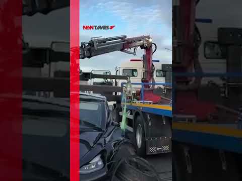 Грузовик вылетел с моста после столкновения с Tesla в Астане
