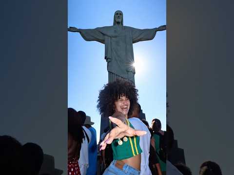 Notre astuce pour prendre en photo le Christ Rédempteur à Rio 👀📸🇧🇷 #curlyhair