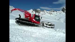 preview picture of video 'PistenBully 600W Polar im Einsatz; Engadin St. Moritz Mountains'