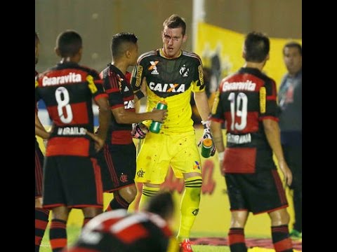 Paulo Victor abre a cabeça após choque com adversário