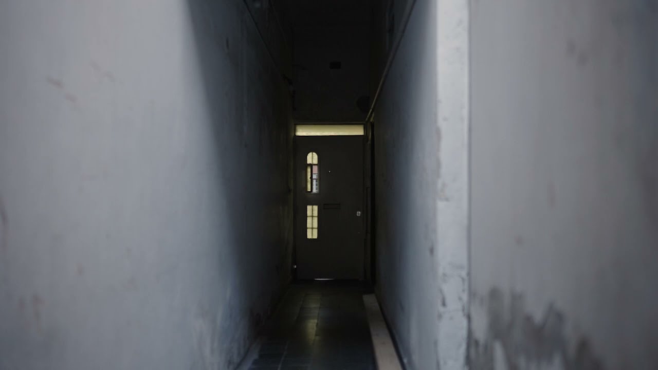 TRAS LAS GRIETAS (TRÁILER)