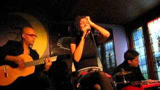 Elena Gadel Bebiendo a sorbos (Buho Real - Madrid)