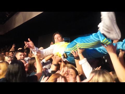 Mokney Business - Lucerna Music Bar - 2018 12 04 - Matej Ruppert Stage Diving