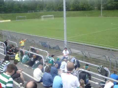 Ausgelassenes Feiern mit der Mannschaft nach den Auswärtssieg bei Borea