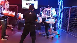 「ロボットスーツを装着してパンチ練習」- GAME Watch