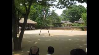 preview picture of video 'Acrobat performs jultagi at Korean Folk Village No.1'