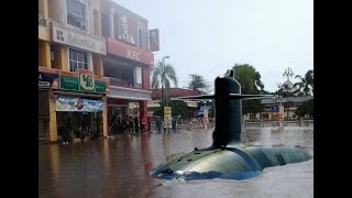 preview picture of video 'Jambatan Sungai Limbung Di Tengah Bandar Kemaman Runtuh Akibat Banjir 2013'