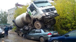Top 30 Extreme Situations On The Road Crazy Truck Driver! Who Gave Them The Right To Drive!? 2023