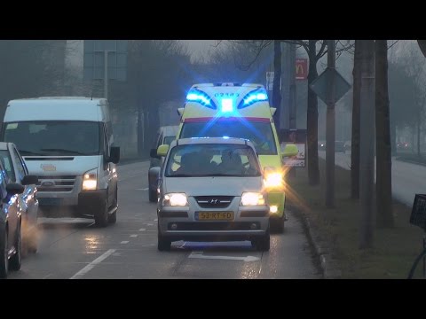 [Auto gaat moeizaam opzij] A1, Silverline Ambulance 02-143 Leeuwarden naar het MCL
