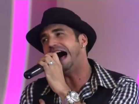 Perlla e Latino cantam juntos o sucesso "Selinho na Boca" no programa Toda Sexta - Band