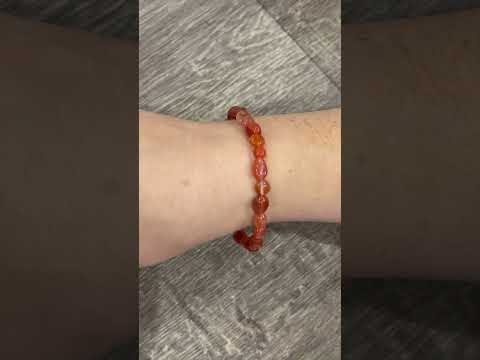 Подарок девушке браслет из натурального камня Сердолик природная форма бусин размером 4-8 мм в коробочке - фото 1 - id-p2021915329