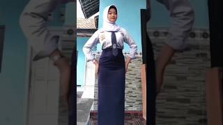 Download lagu Junior High School Uniform Styles: Long Skirt and Blue Tie mp3