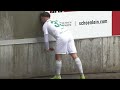 Brutto infortunio del calciatore Denis Yepel: corre a bordo campo, sbatte la testa al muro e sviene