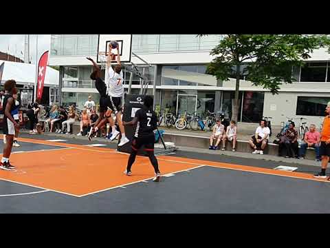 Cherano Calmez verliest luchtduel nipt van Max Pikaar, maar wel een prachtige poster, 21 august 2021