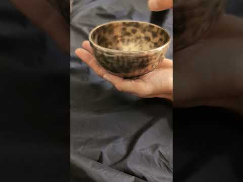 [A191] New Jambati singing bowl, ⌀11.7cm / 380g, 🔽 A#4 + 3c (467 Hz) ⭐️, 🔼 E6 +24c (1336 Hz) — VAYU sounds