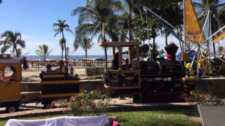 Tren eléctrico paseo matutino alrededor de la alberca